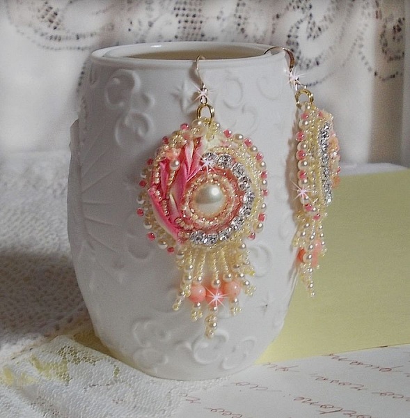 BO C&oelig;ur Tendre brod&eacute;es avec un cabochon cr&egrave;me orn&eacute; d&rsquo;un ruban de soie, Corail Rose et Jaune &agrave; laquelle s&rsquo;ajoute des chatons en cristal, perles nacr&eacute;es, perles pierre de gemme : le Corail Rose 