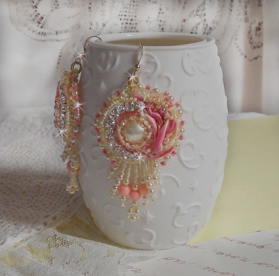 BO C&oelig;ur Tendre brod&eacute;es avec un cabochon cr&egrave;me orn&eacute; d&rsquo;un ruban de soie, Corail Rose et Jaune &agrave; laquelle s&rsquo;ajoute des chatons en cristal, perles nacr&eacute;es, perles pierre de gemme : le Corail Rose 