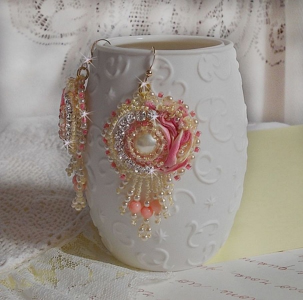 BO C&oelig;ur Tendre brod&eacute;es avec un cabochon cr&egrave;me orn&eacute; d&rsquo;un ruban de soie, Corail Rose et Jaune &agrave; laquelle s&rsquo;ajoute des chatons en cristal, perles nacr&eacute;es, perles pierre de gemme : le Corail Rose 