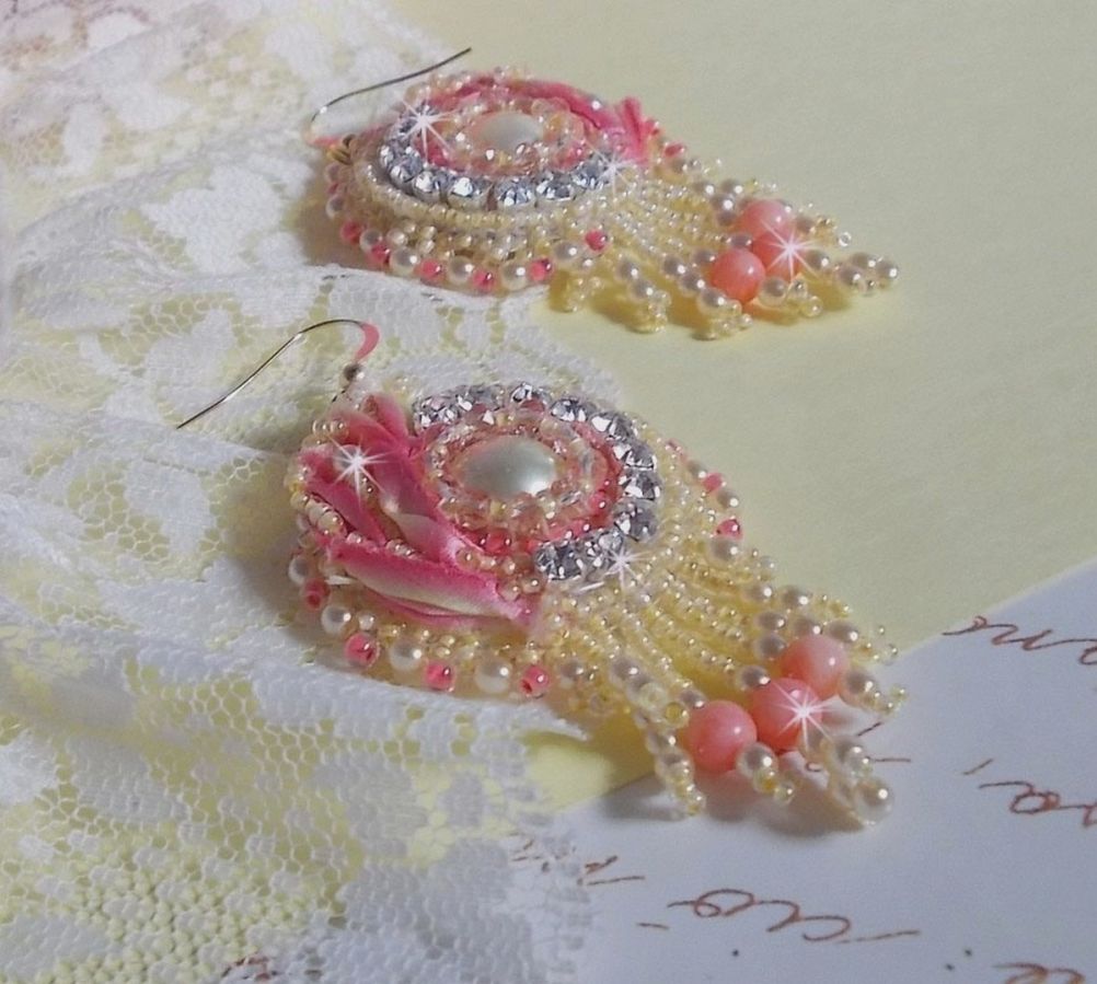 BO C&oelig;ur Tendre brod&eacute;es avec un cabochon cr&egrave;me orn&eacute; d&rsquo;un ruban de soie, Corail Rose et Jaune &agrave; laquelle s&rsquo;ajoute des chatons en cristal, perles nacr&eacute;es, perles pierre de gemme : le Corail Rose 