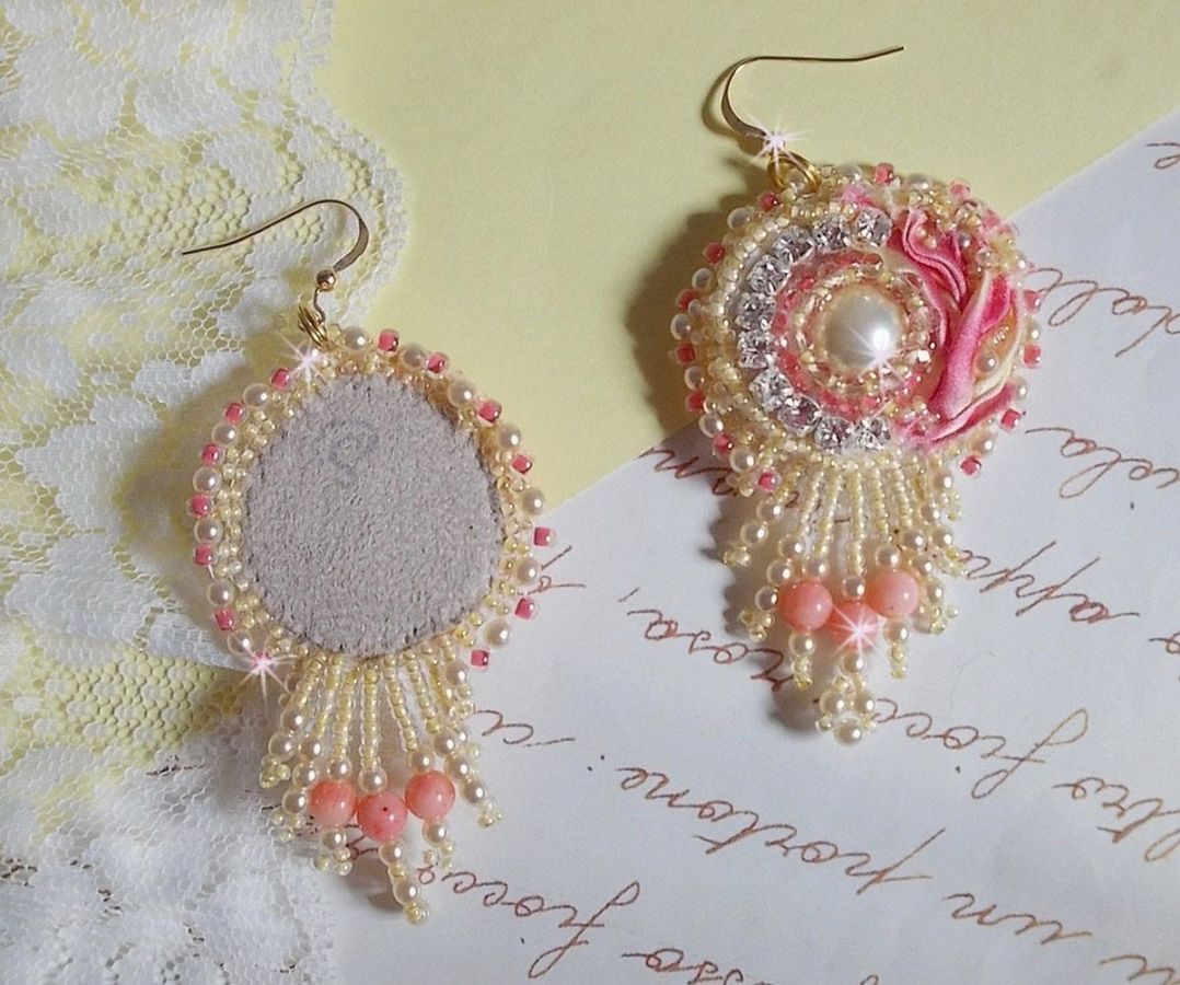 BO C&oelig;ur Tendre brod&eacute;es avec un cabochon cr&egrave;me orn&eacute; d&rsquo;un ruban de soie, Corail Rose et Jaune &agrave; laquelle s&rsquo;ajoute des chatons en cristal, perles nacr&eacute;es, perles pierre de gemme : le Corail Rose 