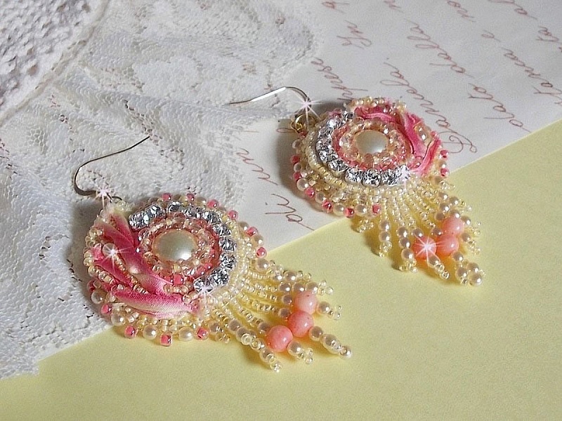 BO C&oelig;ur Tendre brod&eacute;es avec un cabochon cr&egrave;me orn&eacute; d&rsquo;un ruban de soie, Corail Rose et Jaune &agrave; laquelle s&rsquo;ajoute des chatons en cristal, perles nacr&eacute;es, perles pierre de gemme : le Corail Rose 