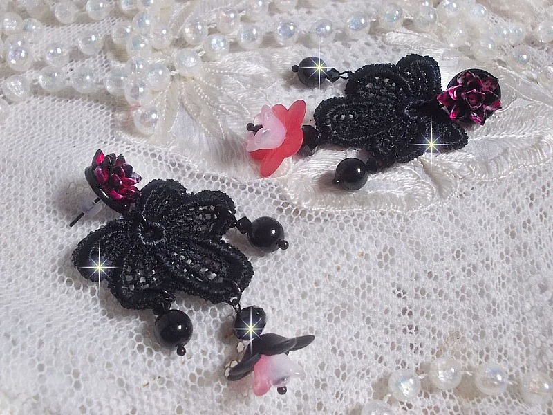 BO Cocktail Sangria cr&eacute;&eacute;es avec de la dentelle noire tr&egrave;s ancienne, des cristaux, des fleurs frosted, des cabochons r&eacute;sine et des accessoires de couleur Noire