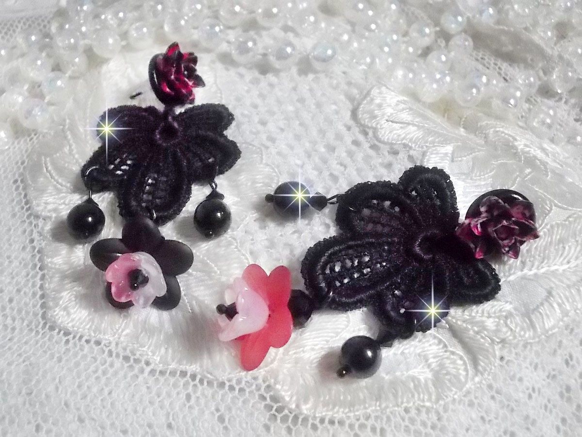 BO Cocktail Sangria cr&eacute;&eacute;es avec de la dentelle noire tr&egrave;s ancienne, des cristaux, des fleurs frosted, des cabochons r&eacute;sine et des accessoires de couleur Noire