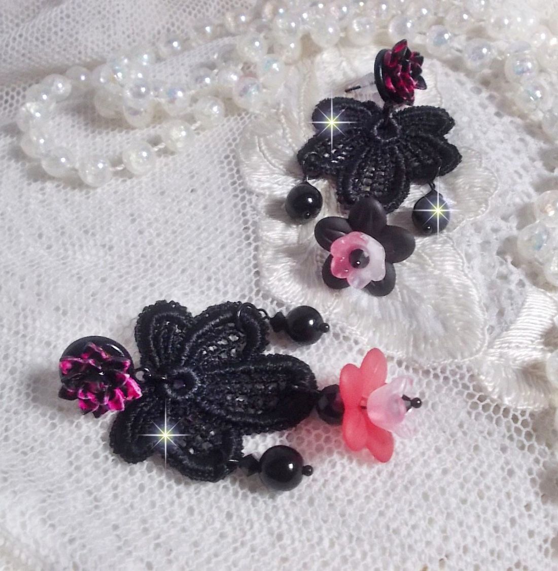 BO Cocktail Sangria cr&eacute;&eacute;es avec de la dentelle noire tr&egrave;s ancienne, des cristaux, des fleurs frosted, des cabochons r&eacute;sine et des accessoires de couleur Noire