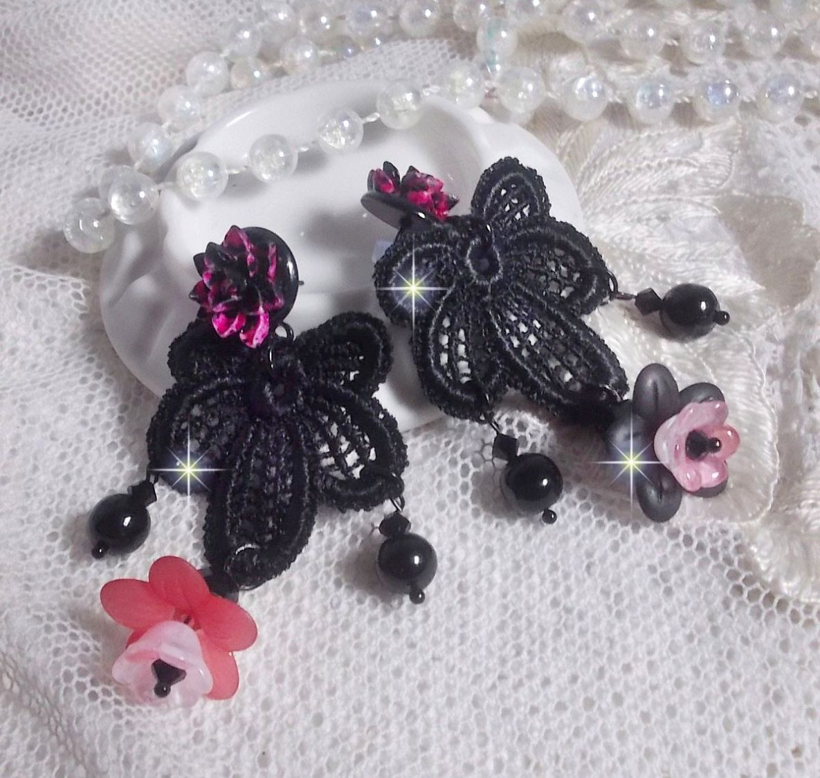 BO Cocktail Sangria cr&eacute;&eacute;es avec de la dentelle noire tr&egrave;s ancienne, des cristaux, des fleurs frosted, des cabochons r&eacute;sine et des accessoires de couleur Noire
