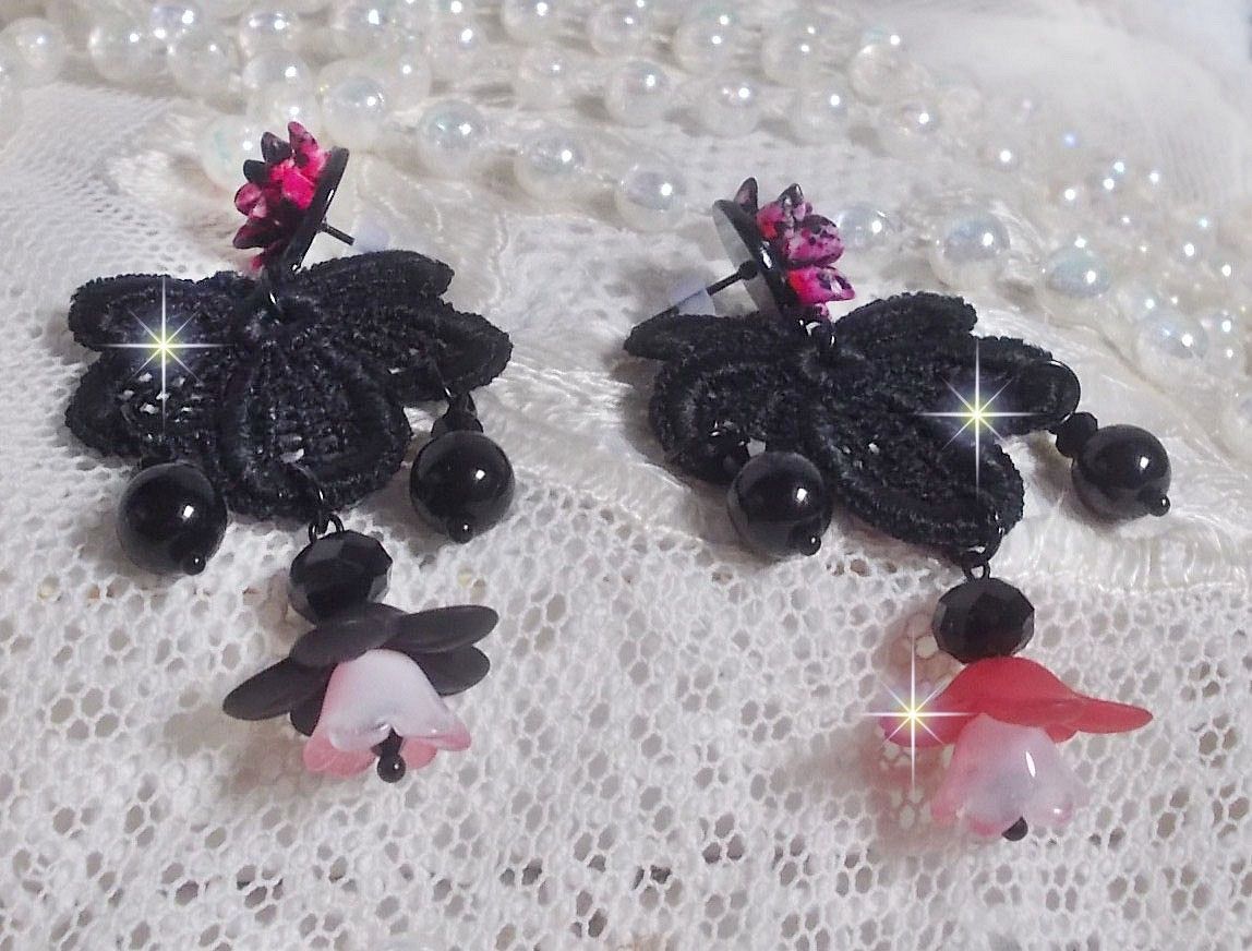 BO Cocktail Sangria cr&eacute;&eacute;es avec de la dentelle noire tr&egrave;s ancienne, des cristaux, des fleurs frosted, des cabochons r&eacute;sine et des accessoires de couleur Noire