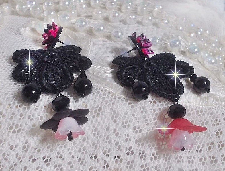 BO Cocktail Sangria cr&eacute;&eacute;es avec de la dentelle noire tr&egrave;s ancienne, des cristaux, des fleurs frosted, des cabochons r&eacute;sine et des accessoires de couleur Noire