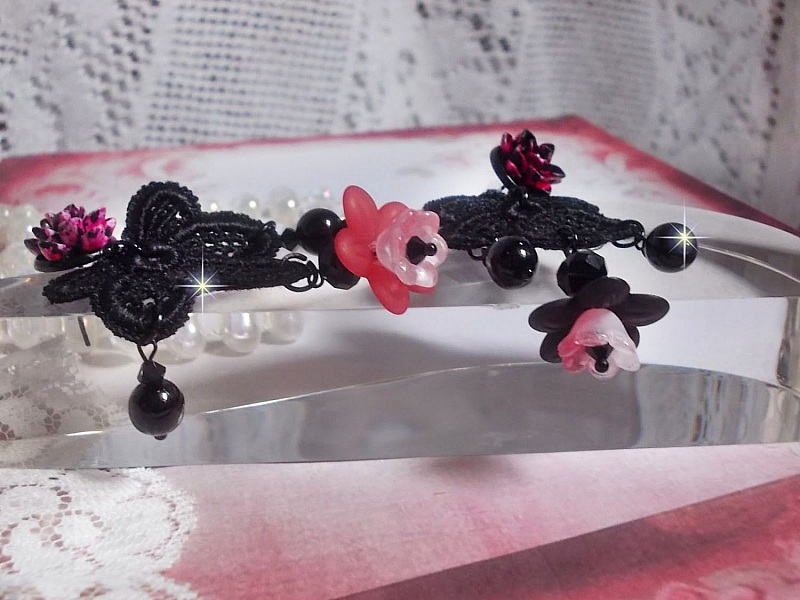 BO Cocktail Sangria cr&eacute;&eacute;es avec de la dentelle noire tr&egrave;s ancienne, des cristaux, des fleurs frosted, des cabochons r&eacute;sine et des accessoires de couleur Noire