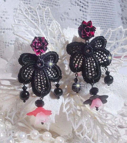 BO Cocktail Sangria cr&eacute;&eacute;es avec de la dentelle noire tr&egrave;s ancienne, des cristaux, des fleurs frosted, des cabochons r&eacute;sine et des accessoires de couleur Noire