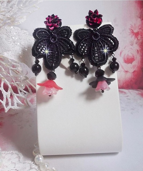 BO Cocktail Sangria cr&eacute;&eacute;es avec de la dentelle noire tr&egrave;s ancienne, des cristaux, des fleurs frosted, des cabochons r&eacute;sine et des accessoires de couleur Noire