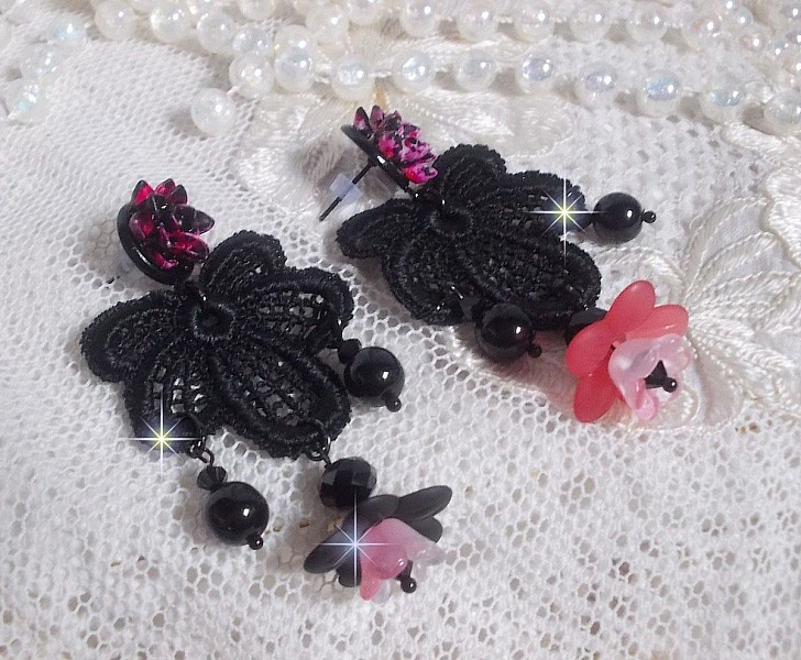 BO Cocktail Sangria cr&eacute;&eacute;es avec de la dentelle noire tr&egrave;s ancienne, des cristaux, des fleurs frosted, des cabochons r&eacute;sine et des accessoires de couleur Noire