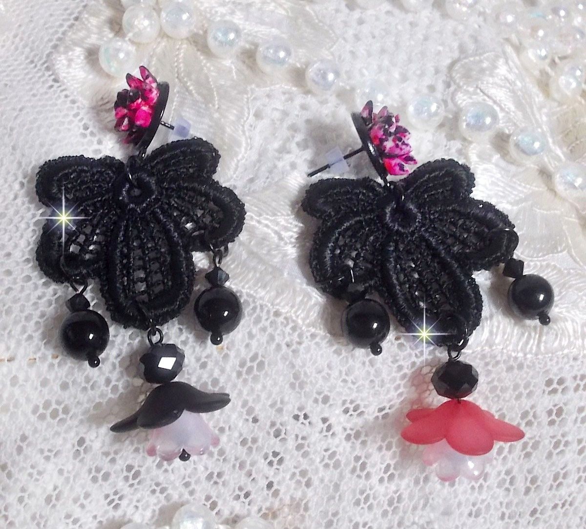 BO Cocktail Sangria cr&eacute;&eacute;es avec de la dentelle noire tr&egrave;s ancienne, des cristaux, des fleurs frosted, des cabochons r&eacute;sine et des accessoires de couleur Noire