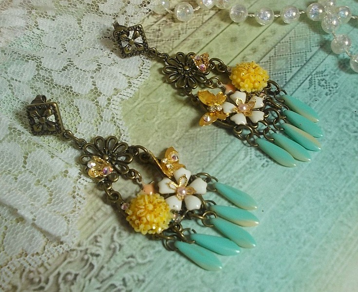 BO Coeur de Printemps, dagues en verre Menthe/Ivoire, cabochons r&eacute;sine Jaune, cha&icirc;ne strass et cabochons cristal AB, papillons, fleurs &eacute;poxy, estampes avec boucles en M&eacute;tal. Une belle Nature !