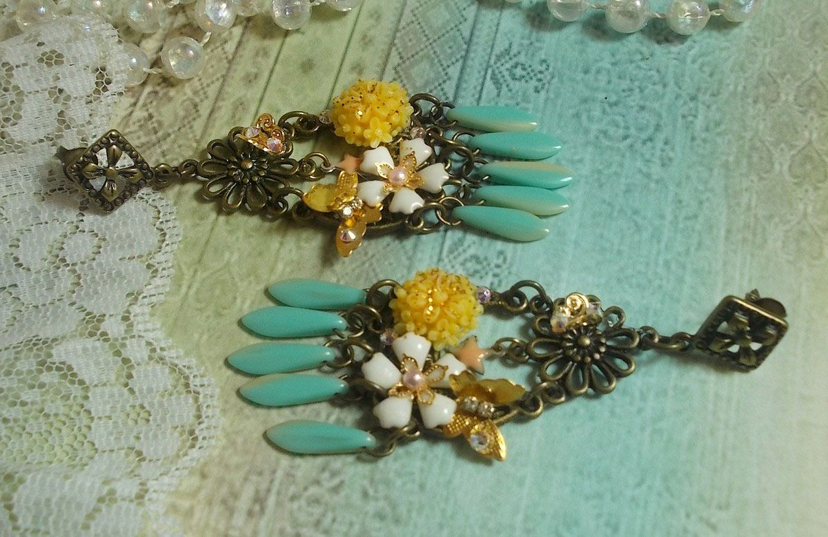 BO Coeur de Printemps, dagues en verre Menthe/Ivoire, cabochons r&eacute;sine Jaune, cha&icirc;ne strass et cabochons cristal AB, papillons, fleurs &eacute;poxy, estampes avec boucles en M&eacute;tal. Une belle Nature !