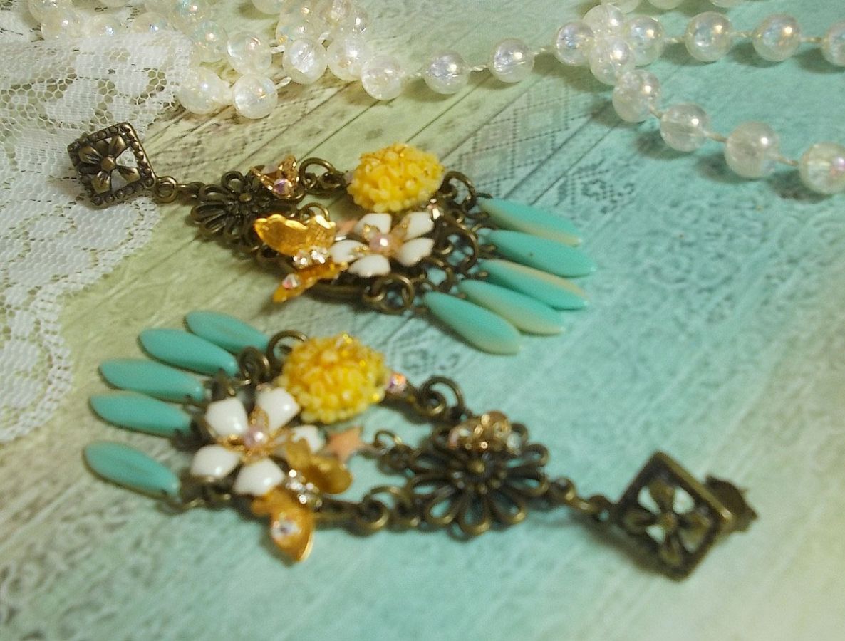 BO Coeur de Printemps, dagues en verre Menthe/Ivoire, cabochons r&eacute;sine Jaune, cha&icirc;ne strass et cabochons cristal AB, papillons, fleurs &eacute;poxy, estampes avec boucles en M&eacute;tal. Une belle Nature !