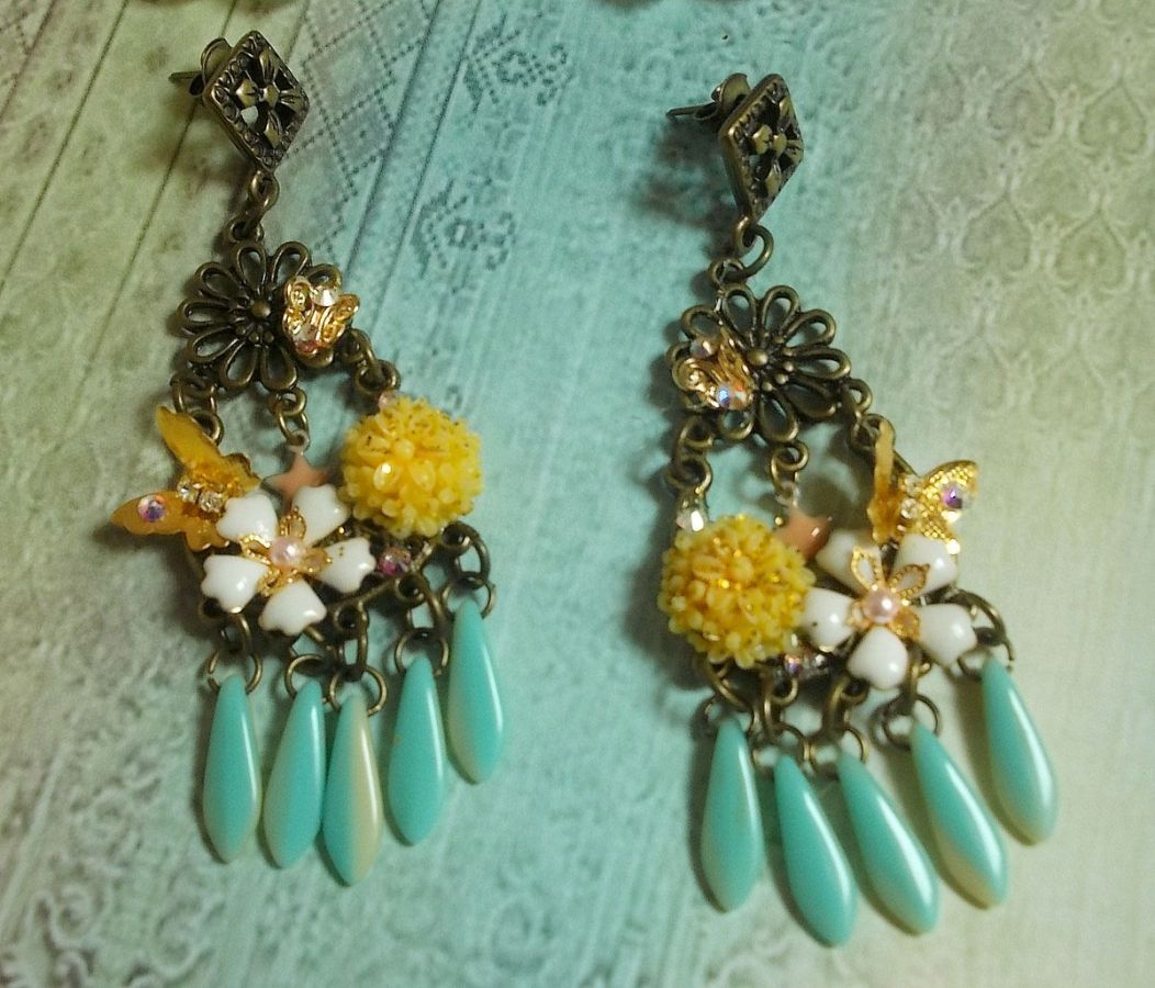 BO Coeur de Printemps, dagues en verre Menthe/Ivoire, cabochons r&eacute;sine Jaune, cha&icirc;ne strass et cabochons cristal AB, papillons, fleurs &eacute;poxy, estampes avec boucles en M&eacute;tal. Une belle Nature !