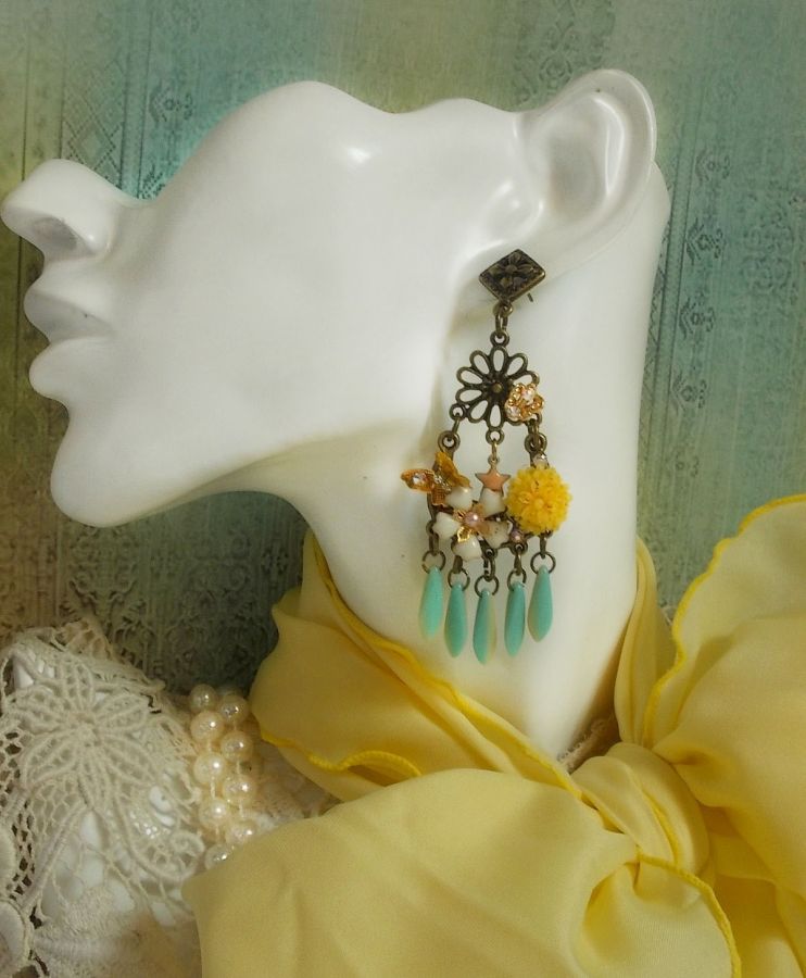 BO Coeur de Printemps, dagues en verre Menthe/Ivoire, cabochons r&eacute;sine Jaune, cha&icirc;ne strass et cabochons cristal AB, papillons, fleurs &eacute;poxy, estampes avec boucles en M&eacute;tal. Une belle Nature !