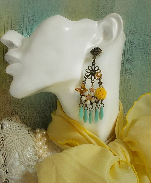 BO Coeur de Printemps, dagues en verre Menthe/Ivoire, cabochons r&eacute;sine Jaune, cha&icirc;ne strass et cabochons cristal AB, papillons, fleurs &eacute;poxy, estampes avec boucles en M&eacute;tal. Une belle Nature !