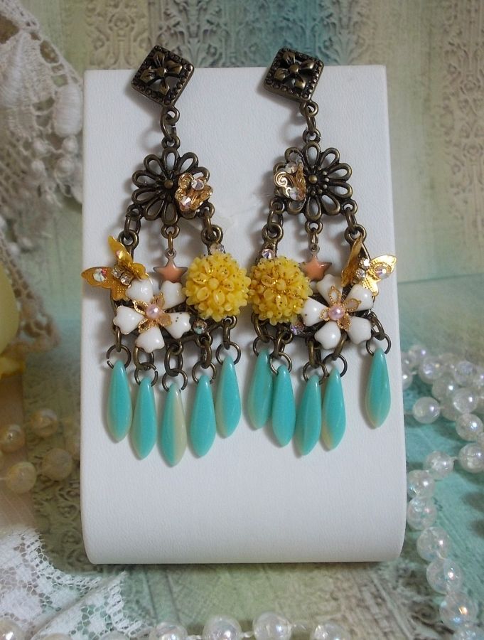 BO Coeur de Printemps, dagues en verre Menthe/Ivoire, cabochons r&eacute;sine Jaune, cha&icirc;ne strass et cabochons cristal AB, papillons, fleurs &eacute;poxy, estampes avec boucles en M&eacute;tal. Une belle Nature !