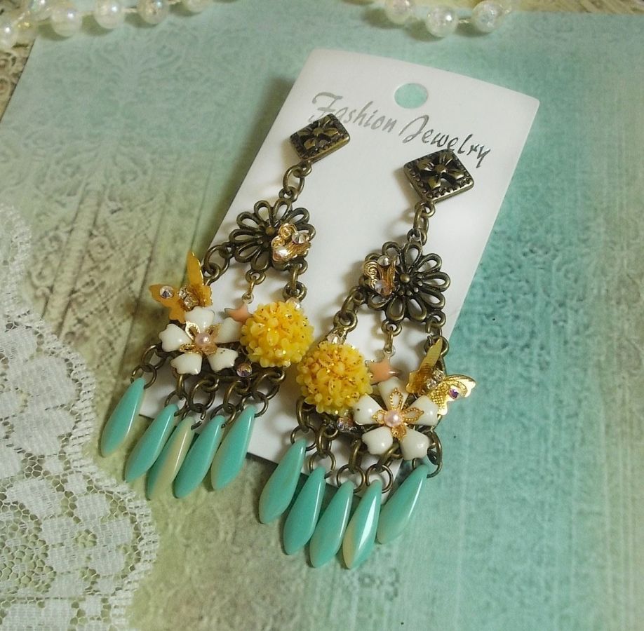 BO Coeur de Printemps, dagues en verre Menthe/Ivoire, cabochons r&eacute;sine Jaune, cha&icirc;ne strass et cabochons cristal AB, papillons, fleurs &eacute;poxy, estampes avec boucles en M&eacute;tal. Une belle Nature !