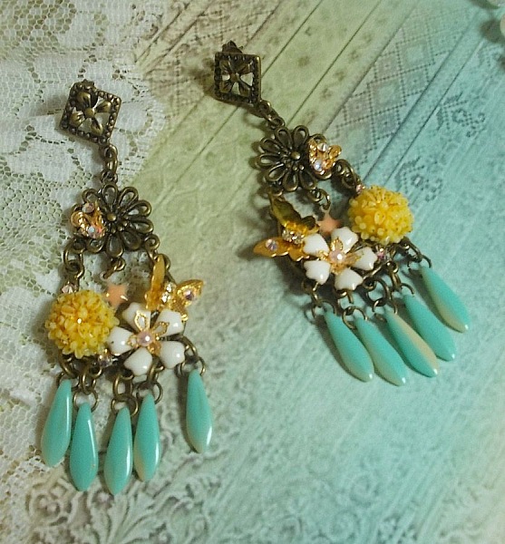 BO Coeur de Printemps, dagues en verre Menthe/Ivoire, cabochons r&eacute;sine Jaune, cha&icirc;ne strass et cabochons cristal AB, papillons, fleurs &eacute;poxy, estampes avec boucles en M&eacute;tal. Une belle Nature !