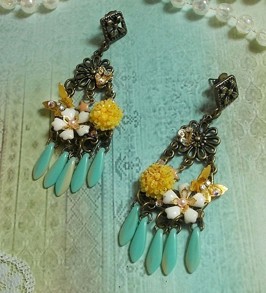 BO Coeur de Printemps, dagues en verre Menthe/Ivoire, cabochons r&eacute;sine Jaune, cha&icirc;ne strass et cabochons cristal AB, papillons, fleurs &eacute;poxy, estampes avec boucles en M&eacute;tal. Une belle Nature !