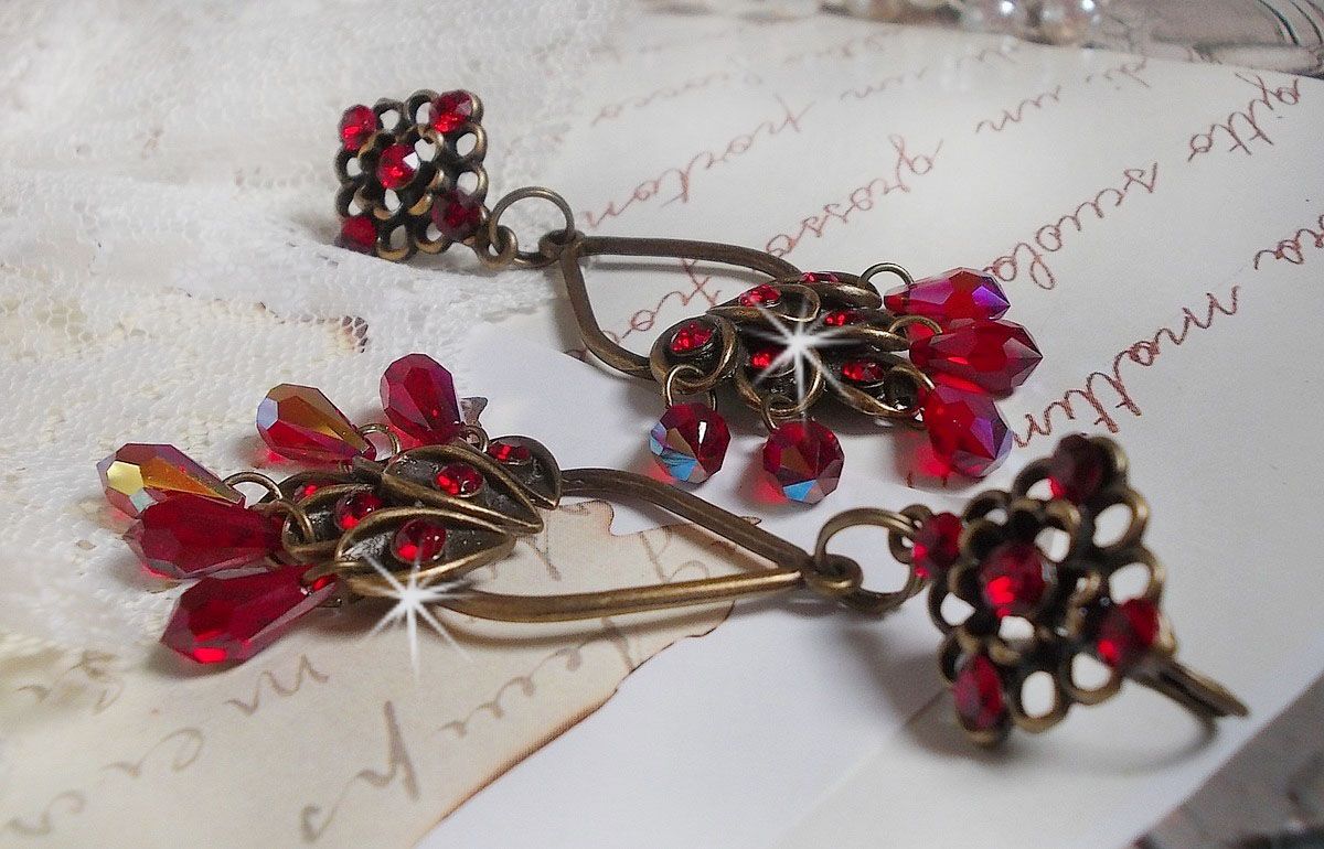 BO Irr&eacute;sistible Rubis mont&eacute;es sur des chandeliers avec des cristaux de Swarovski