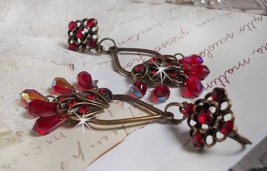 BO Irr&eacute;sistible Rubis mont&eacute;es sur des chandeliers avec des cristaux de Swarovski