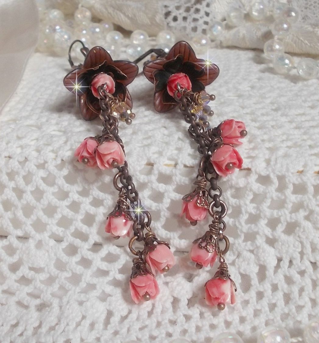 BO Corail Roses Sauvages  cr&eacute;&eacute;es avec boutons de Roses en verre, cristaux, fleurs lucites peintes &agrave; la main, coupelles et dormeuses en laiton