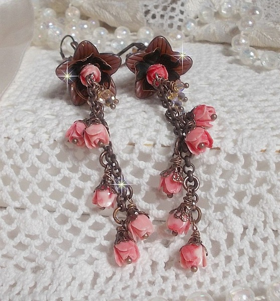BO Corail Roses Sauvages  cr&eacute;&eacute;es avec boutons de Roses en verre, cristaux, fleurs lucites peintes &agrave; la main, coupelles et dormeuses en laiton