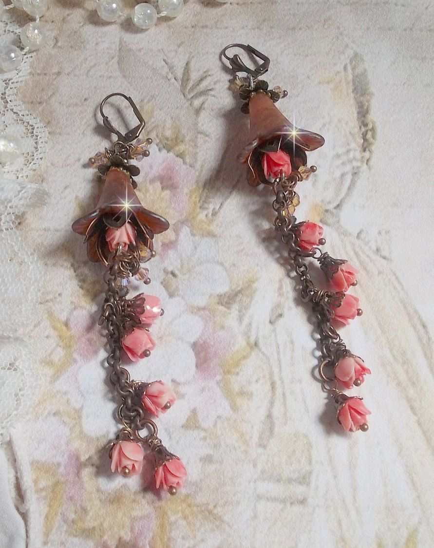 BO Corail Roses Sauvages  cr&eacute;&eacute;es avec boutons de Roses en verre, cristaux, fleurs lucites peintes &agrave; la main, coupelles et dormeuses en laiton