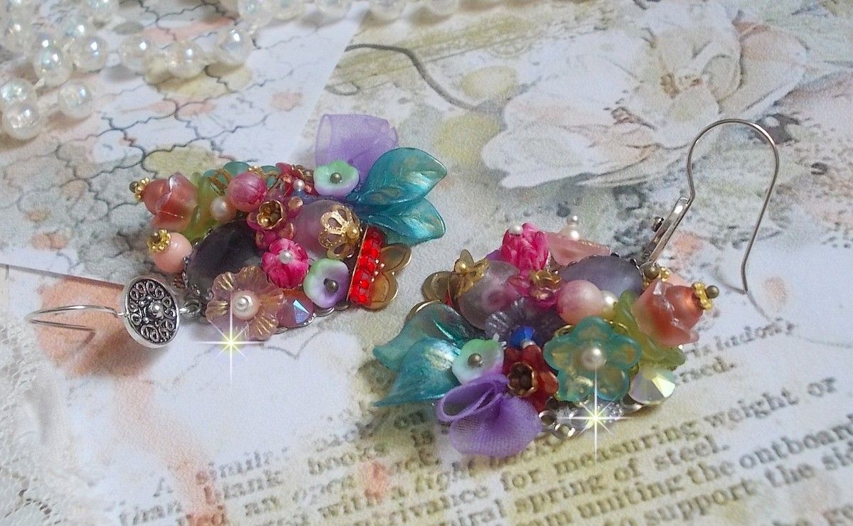 Boucles d'oreilles artisanales fleuries en argent et perles colorées.