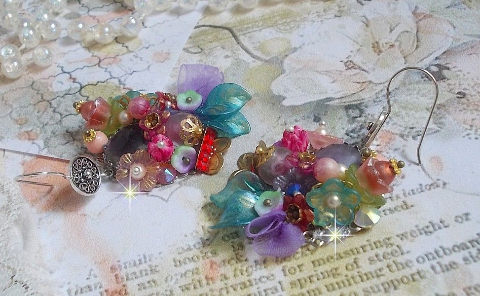 Boucles d'oreilles artisanales fleuries en argent et perles colorées.