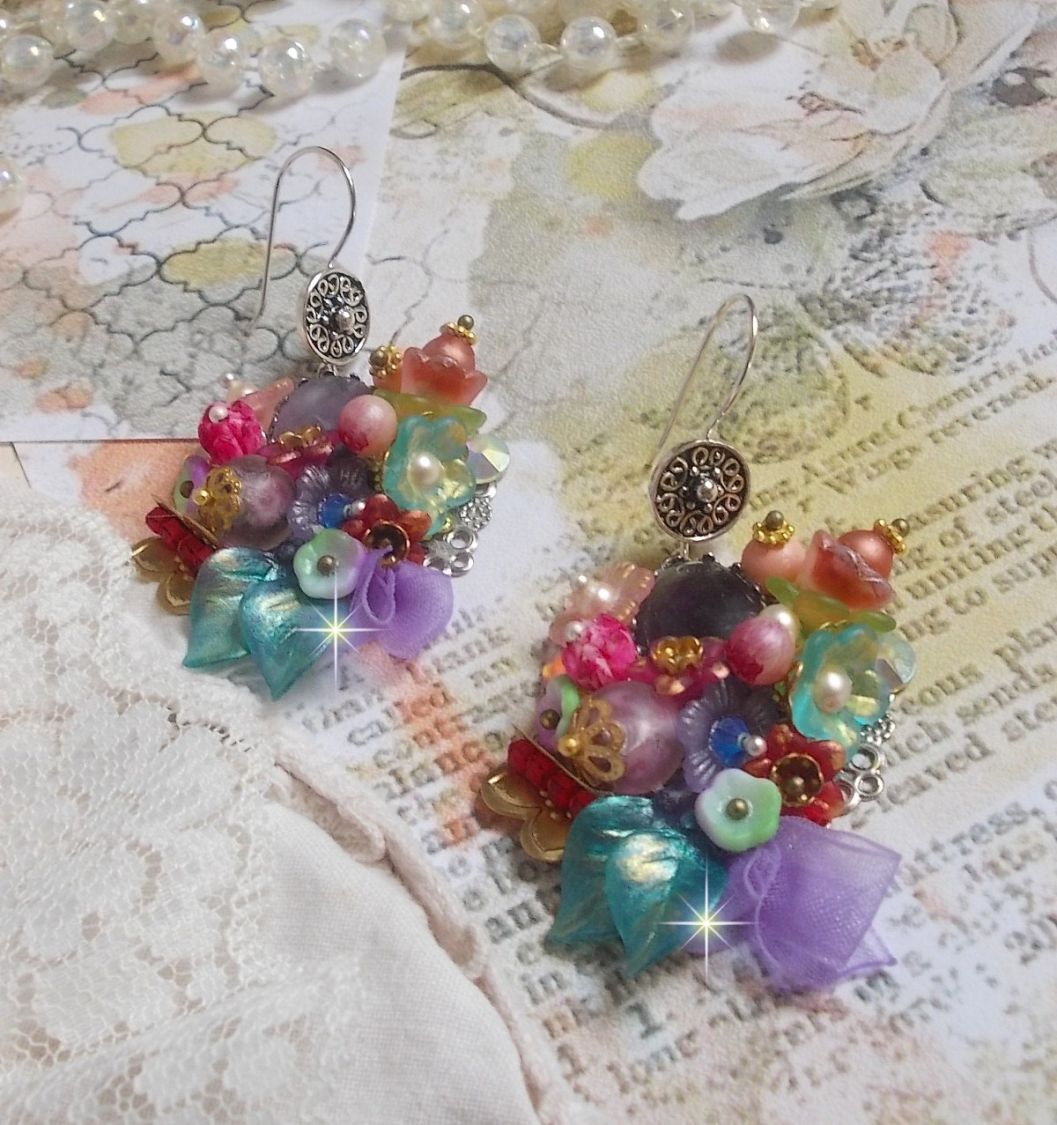 Boucles d'oreilles artisanales fleuries en argent et perles colorées.