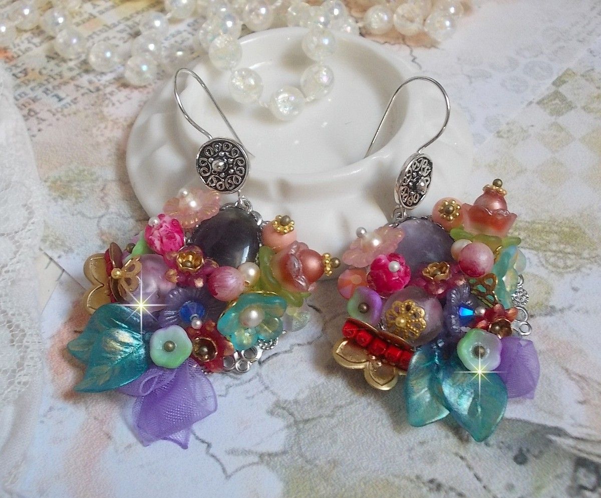 Boucles d'oreilles fleuries artisanales en argent et pierres naturelles.