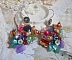 Boucles d'oreilles fleuries artisanales en argent et pierres naturelles.