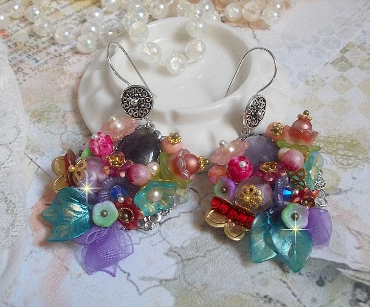 Boucles d'oreilles fleuries artisanales en argent et pierres naturelles.