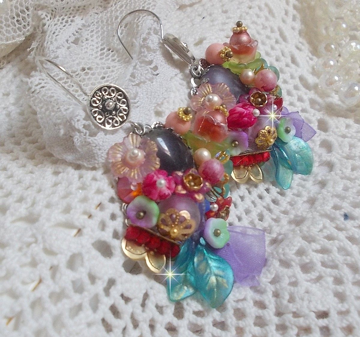 Boucles d'oreilles artisanales fleuries en argent et perles colorées.