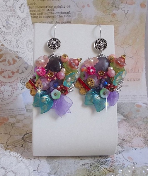 Boucles d'oreilles artisanales fleuries en argent et pierres naturelles.