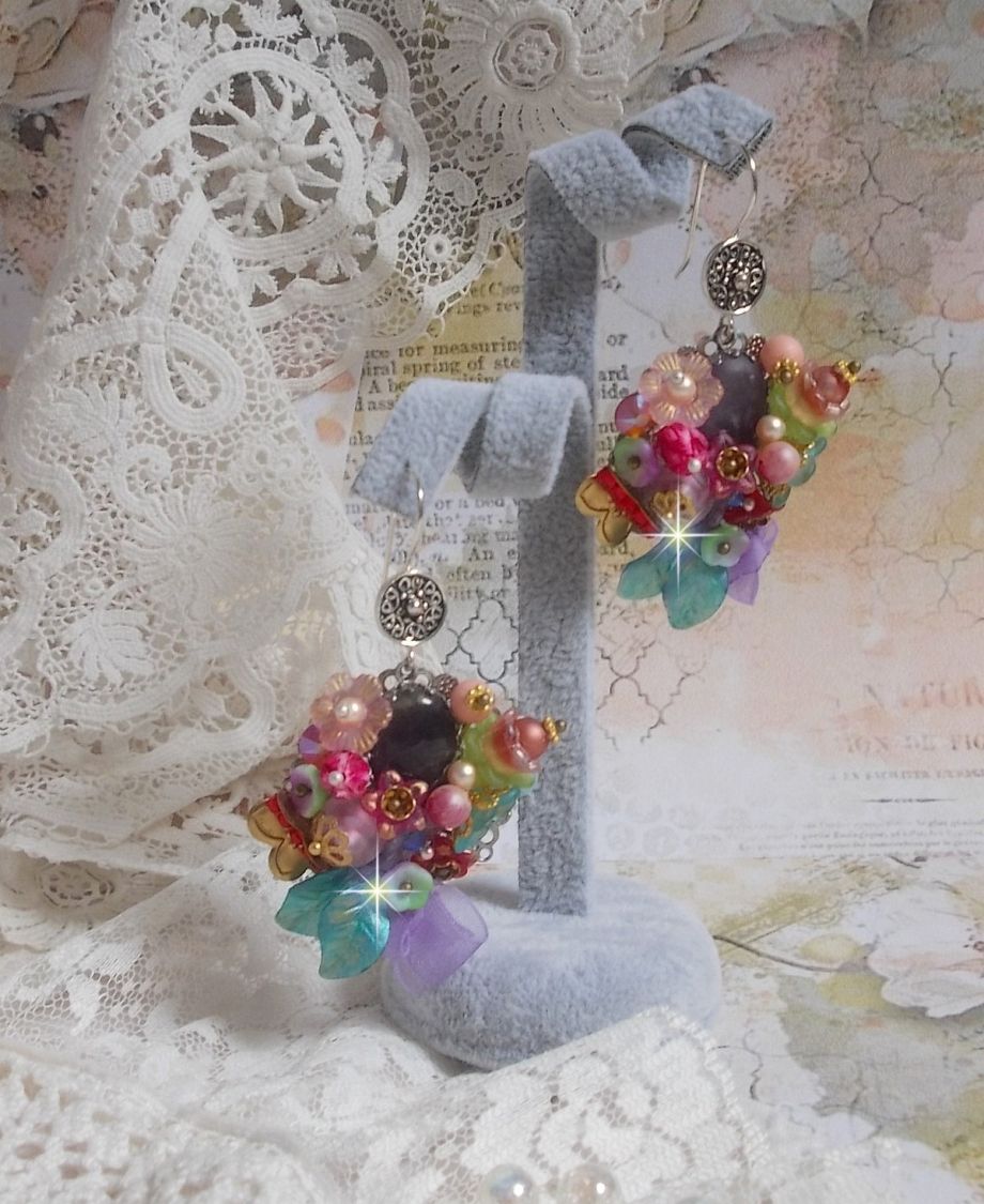 Boucles d'oreilles artisanales fleuries en argent et pierres naturelles.