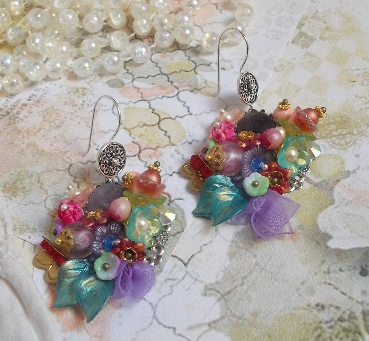 Boucles d'oreilles artisanales fleuries en argent et pierres naturelles.
