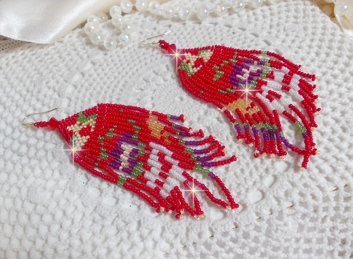 Boucles d'oreilles pendantes artisanales en perles rocailles rouges multicolores.