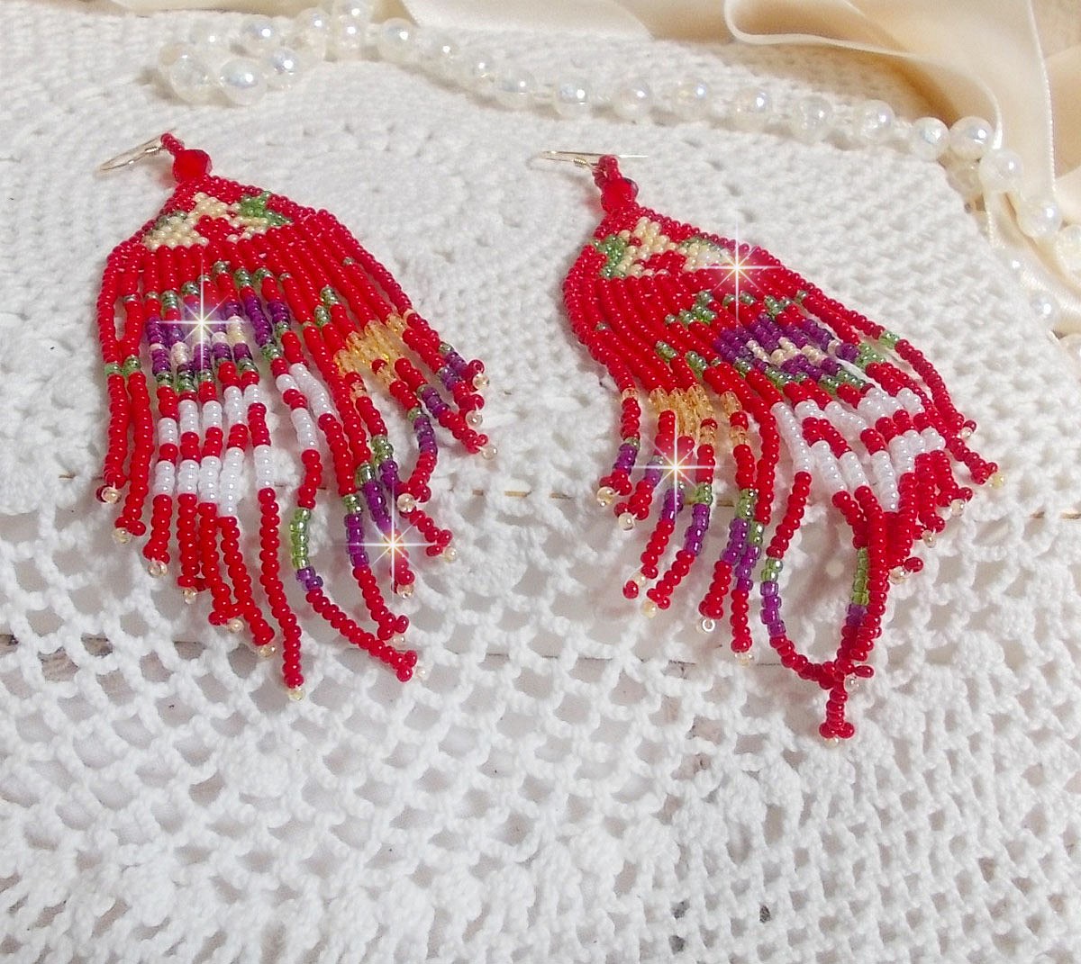 Boucles d'oreilles artisanales en rocailles rouges et perles colorées.
