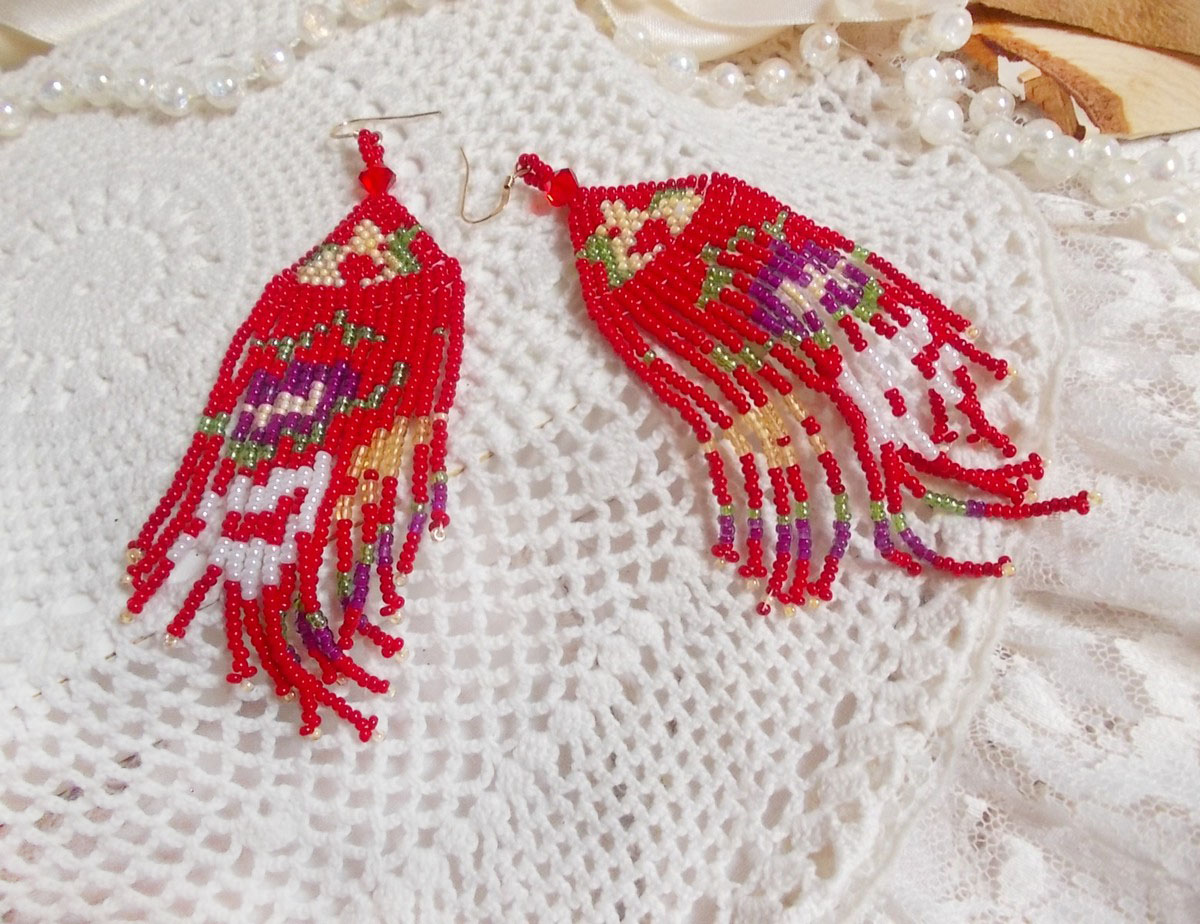 Boucles d'oreilles artisanales en perles rocailles rouges à franges.