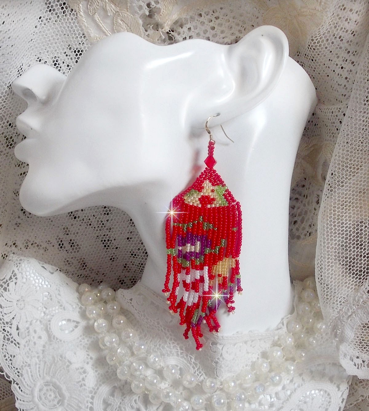 Boucles d'oreilles pendantes artisanales en perles rocailles multicolores.