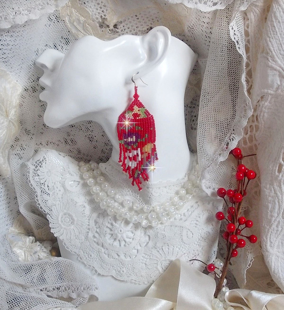 Boucles d'oreilles artisanales en perles rocailles rouges et cristal.