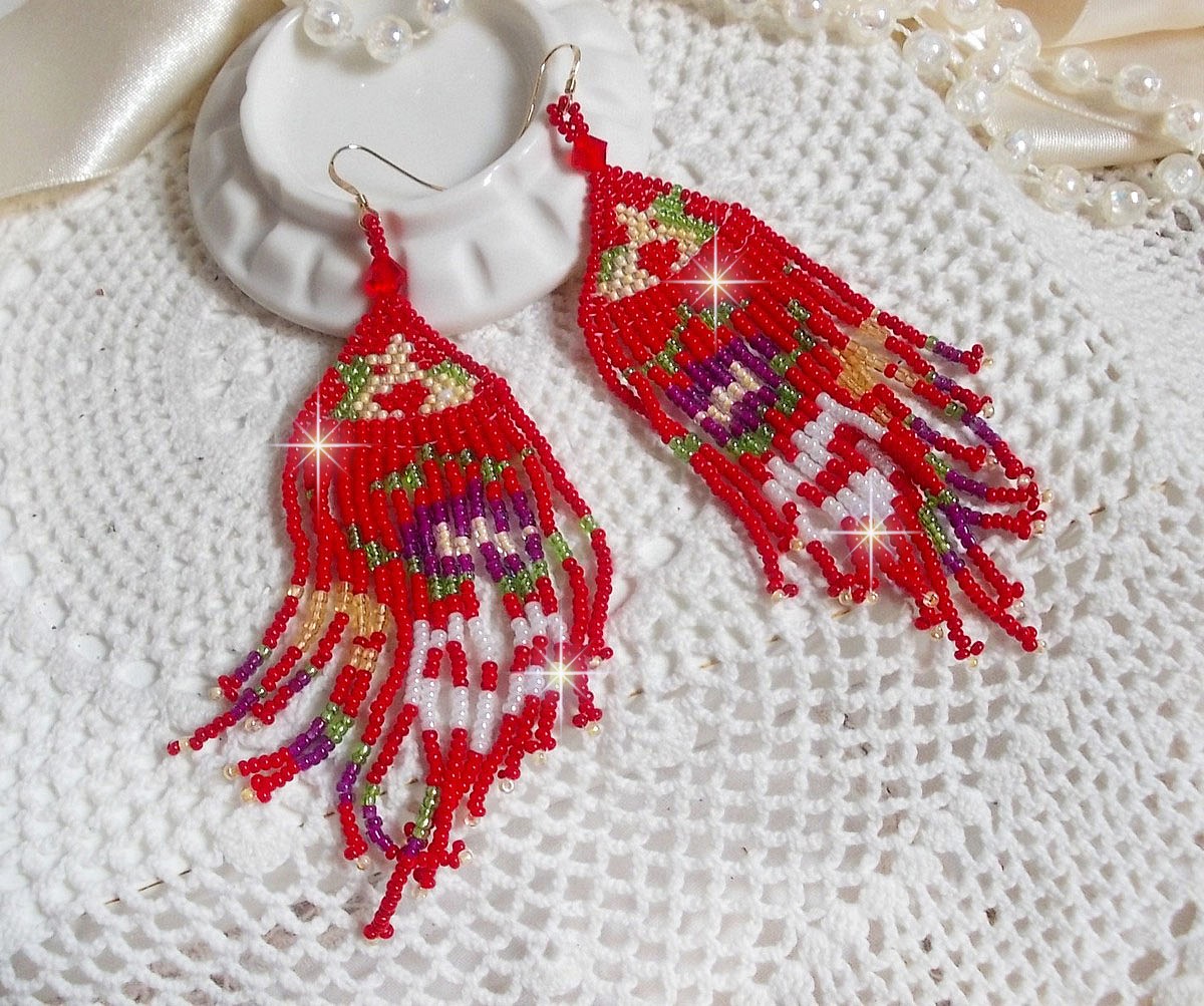 Boucles d'oreilles pendantes artisanales en perles de rocaille rouges.