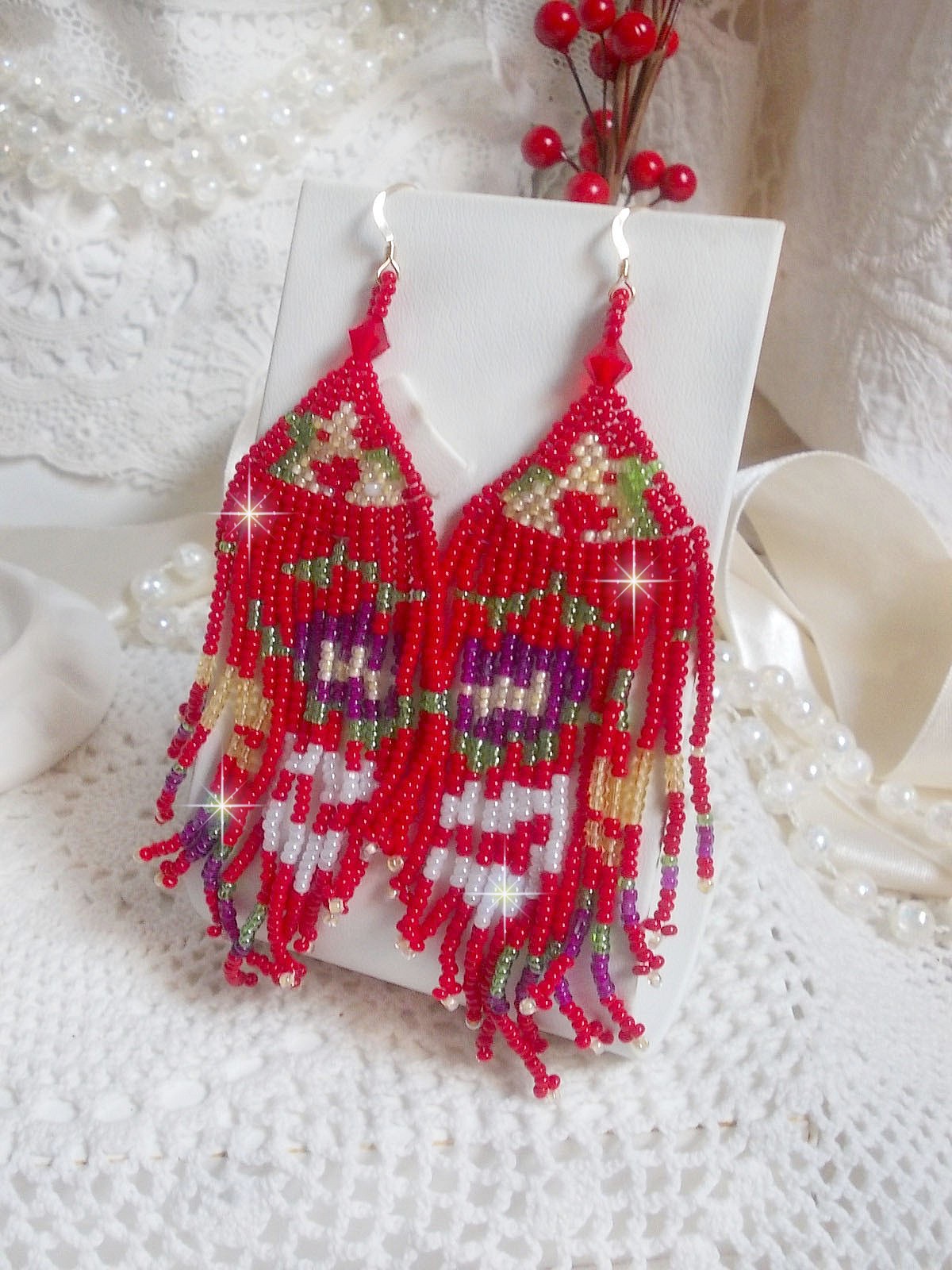 Boucles d'oreilles artisanales en perles rocailles rouges et cristal.