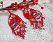 Boucles d'oreilles artisanales en perles rocailles rouges et colorées.